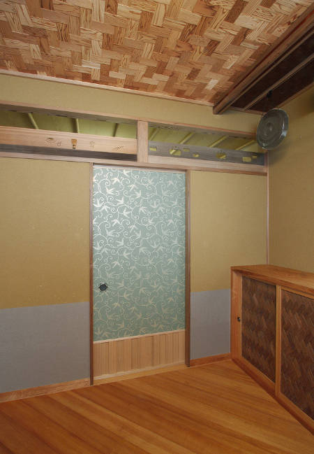 網代天井の施工事例。茶室の網代天井と建具の網代扉を別アングルから。