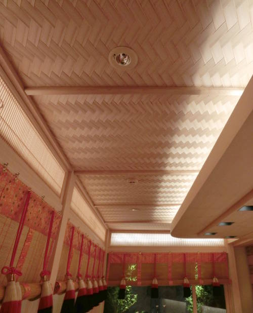 網代の施工事例。和風店舗の網代天井の、杉柾矢羽根網代の拡大写真。