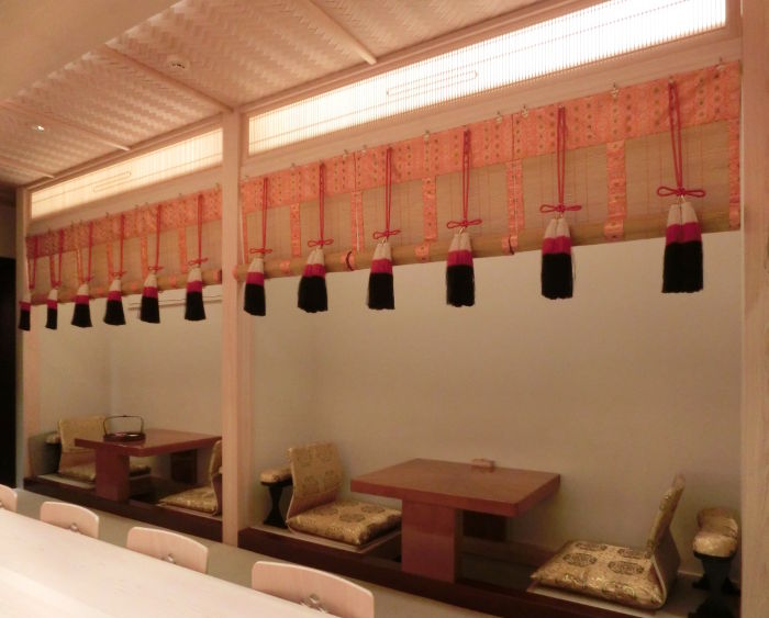 網代の施工事例。和風店舗の網代天井の、杉柾矢羽根網代を別角度から撮影。