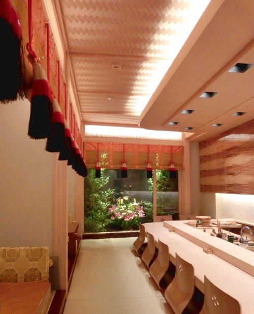 網代の施工事例。和風店舗の網代天井に、杉柾矢羽根網代が使用されています。